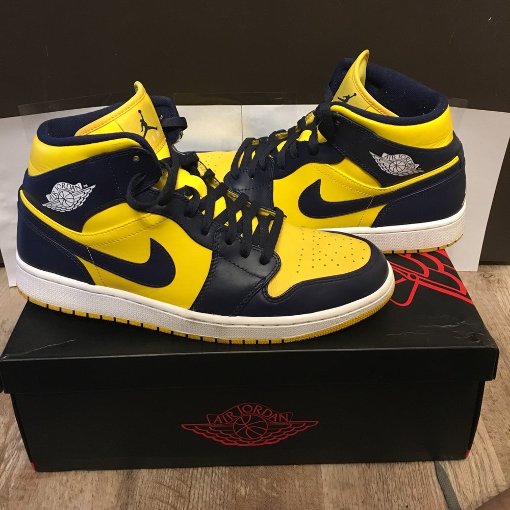 Nike Air Jordan Retro 1 Michigan Mens size 12 VNDS